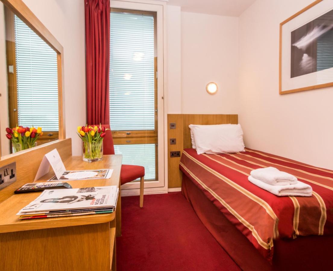 St Giles Heathrow - A St Giles Hotel Feltham ภายนอก รูปภาพ