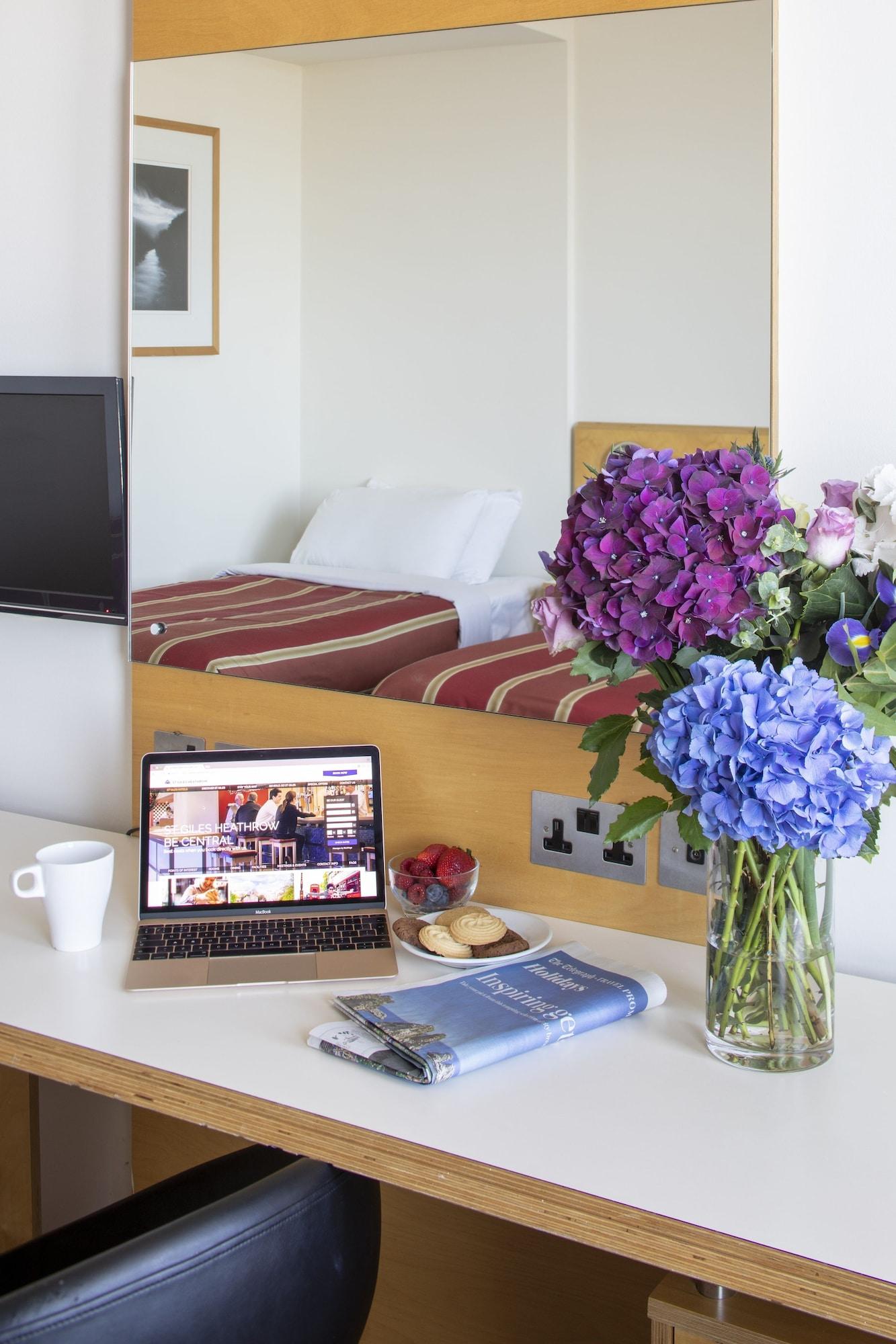 St Giles Heathrow - A St Giles Hotel Feltham ภายนอก รูปภาพ