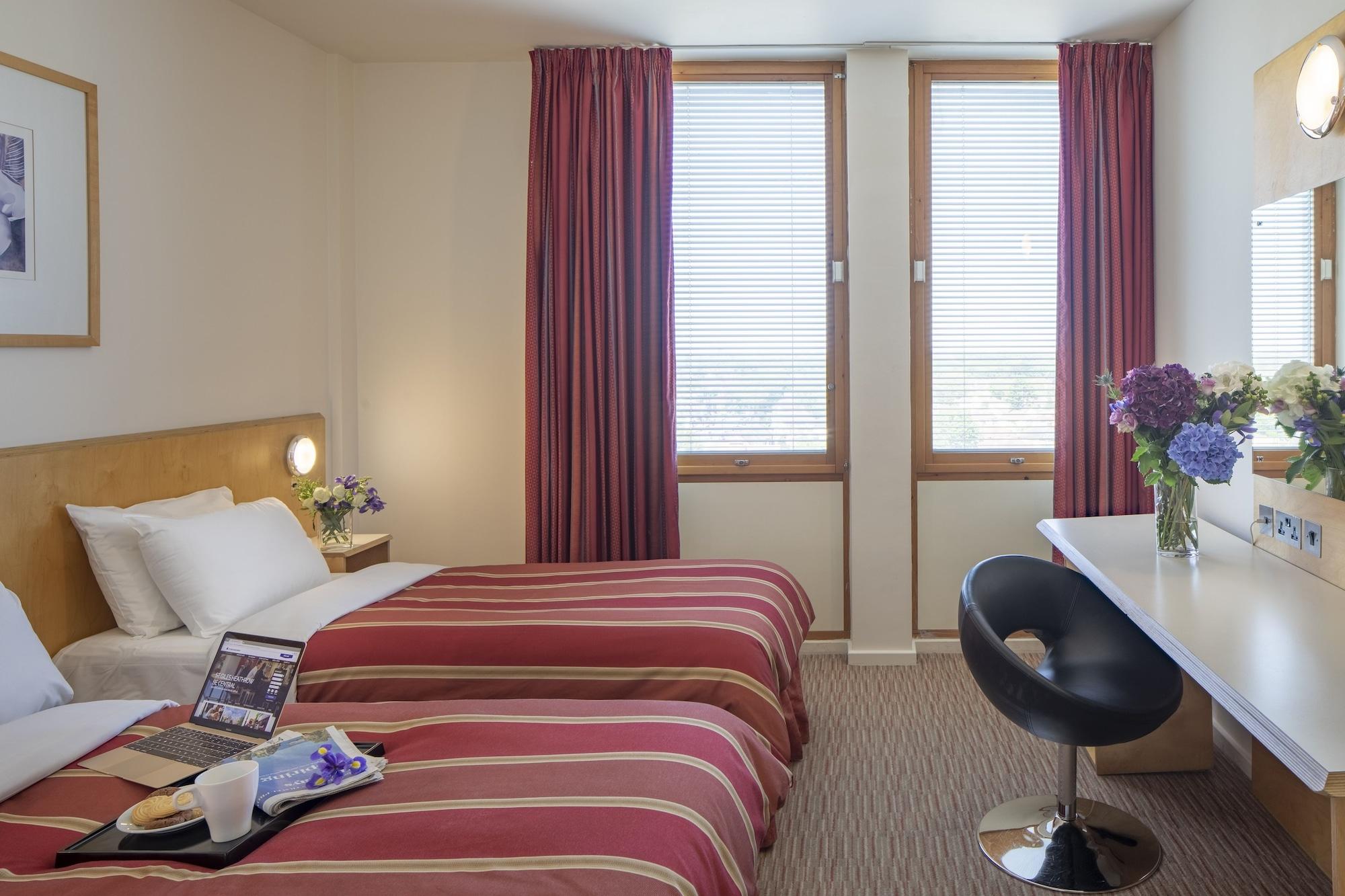 St Giles Heathrow - A St Giles Hotel Feltham ภายนอก รูปภาพ