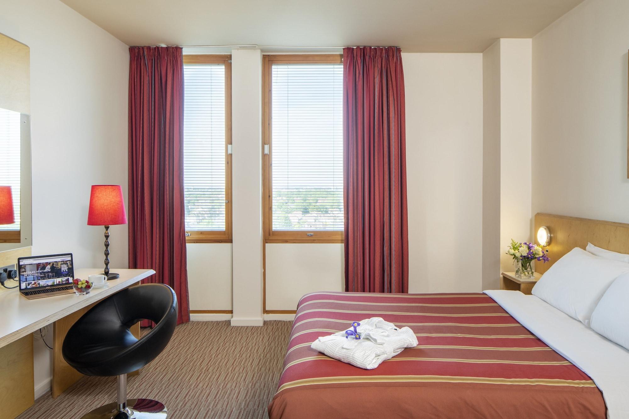 St Giles Heathrow - A St Giles Hotel Feltham ภายนอก รูปภาพ