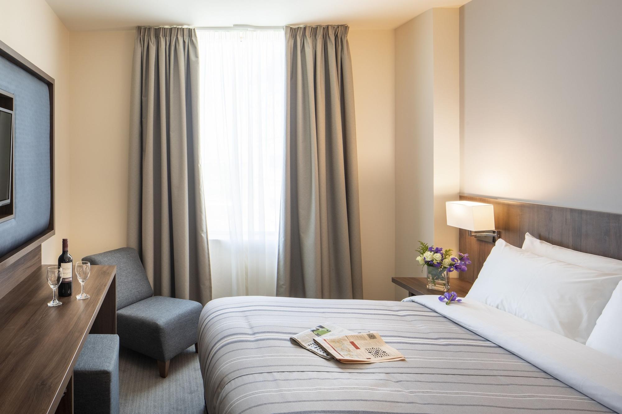 St Giles Heathrow - A St Giles Hotel Feltham ภายนอก รูปภาพ