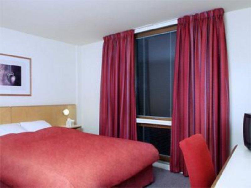 St Giles Heathrow - A St Giles Hotel Feltham ภายนอก รูปภาพ