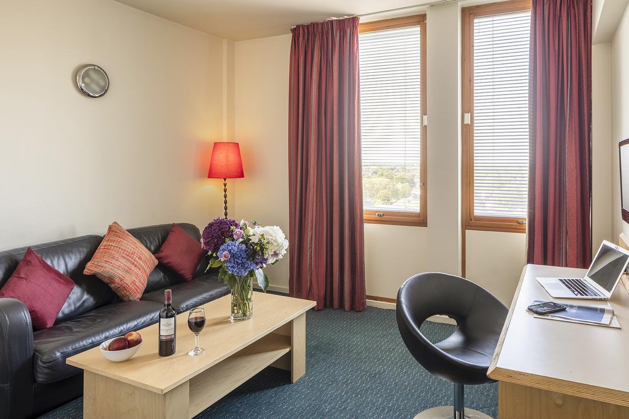 St Giles Heathrow - A St Giles Hotel Feltham ภายนอก รูปภาพ