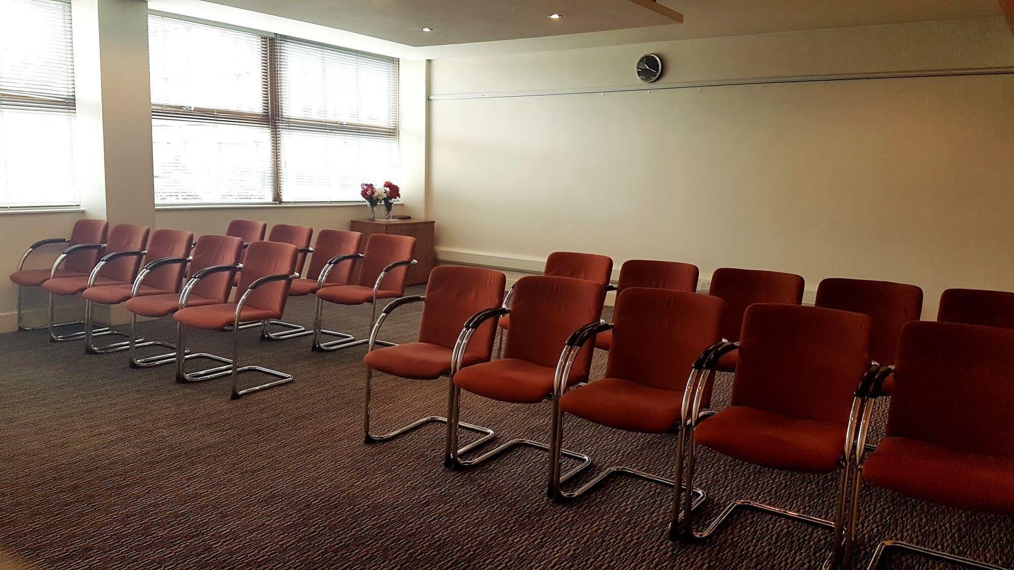 St Giles Heathrow - A St Giles Hotel Feltham ภายนอก รูปภาพ