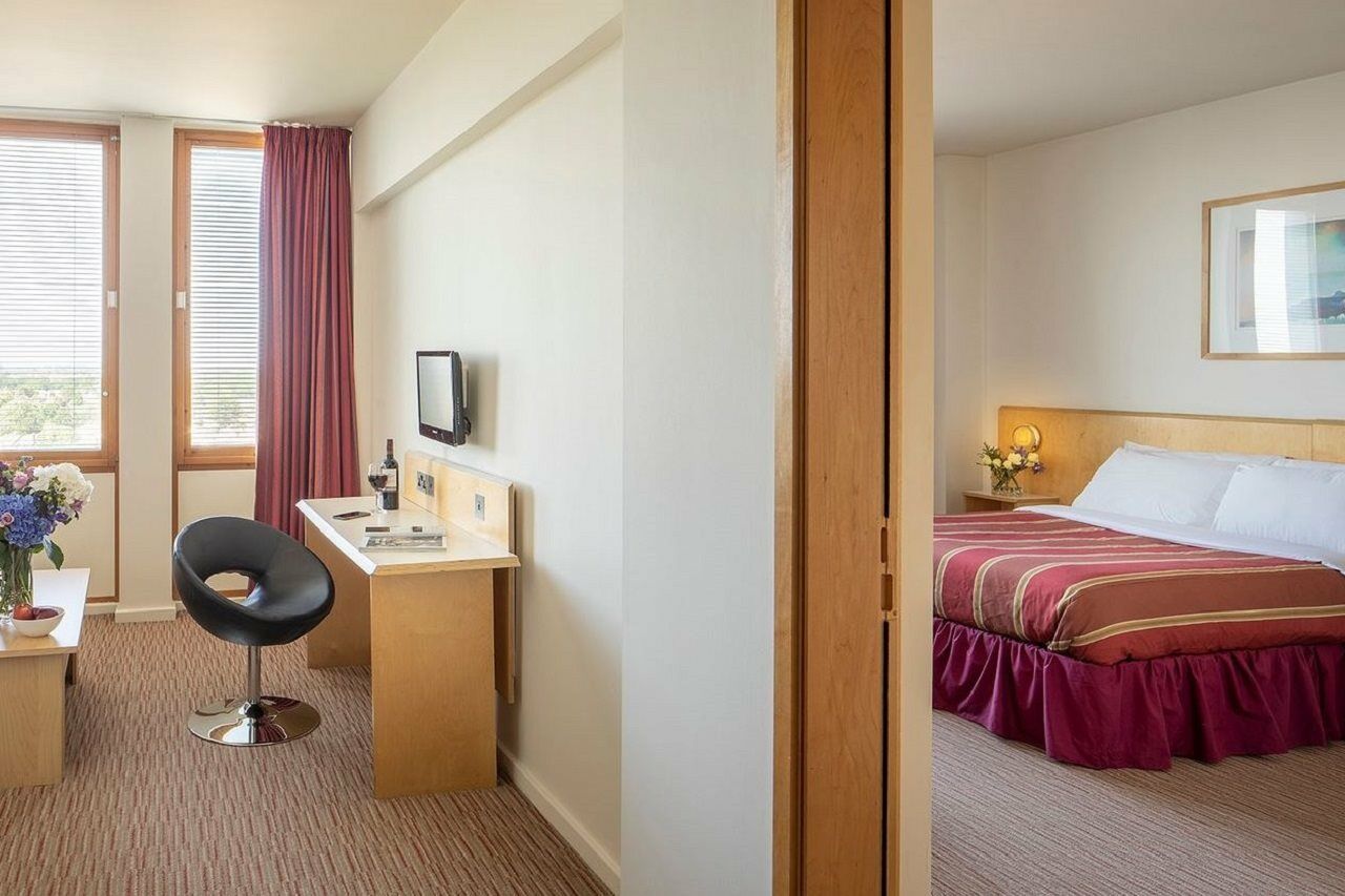 St Giles Heathrow - A St Giles Hotel Feltham ภายนอก รูปภาพ