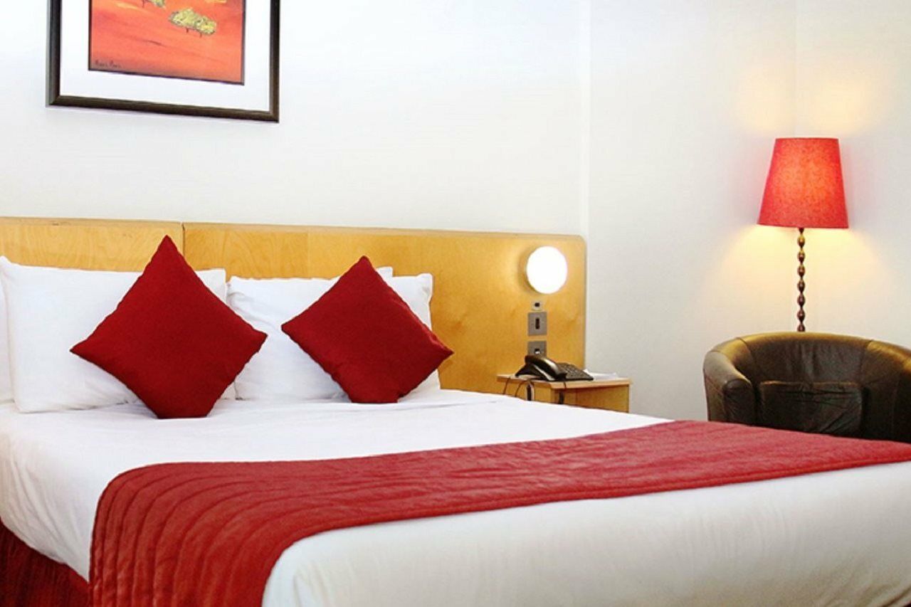 St Giles Heathrow - A St Giles Hotel Feltham ภายนอก รูปภาพ