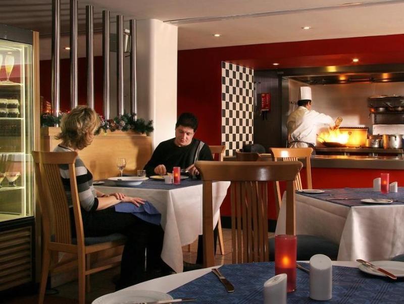 St Giles Heathrow - A St Giles Hotel Feltham ภายนอก รูปภาพ